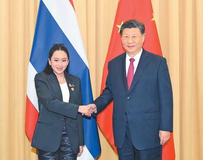 习近平会见泰国总理佩通坦